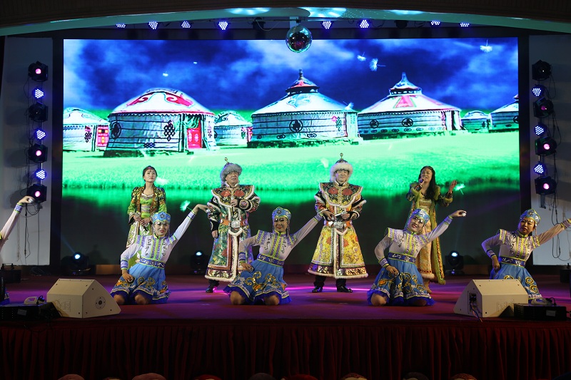 2016文藝匯演集團(tuán)機(jī)關(guān)表演董事長作品《接風(fēng)洗塵》